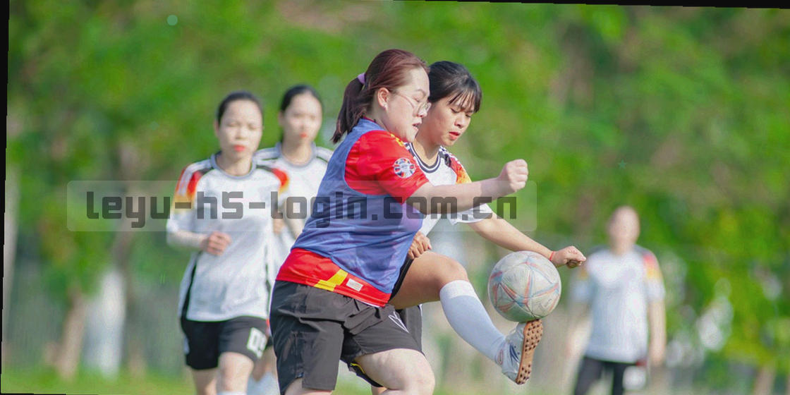 档案室桌面上摊开的规则手册、手写战术草图和并排的条目编号索引卡